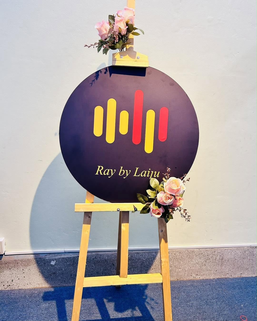 Easel with Round Board
